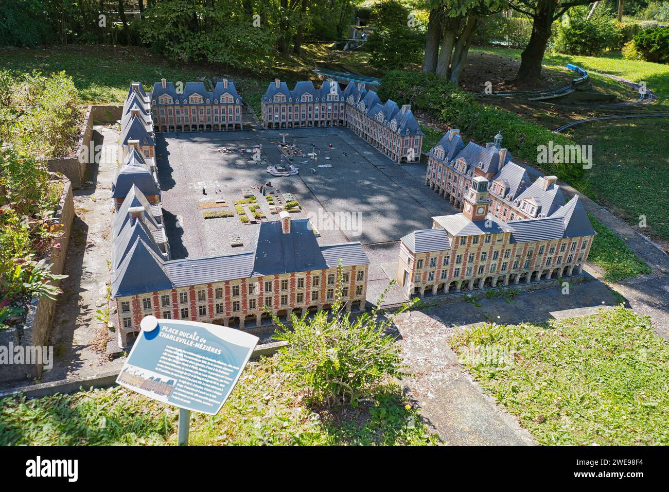 France miniature, Élancourt, France, 08.19.2023, parc attraction touristique, place ducale de Charleville Mézières Banque D'Images