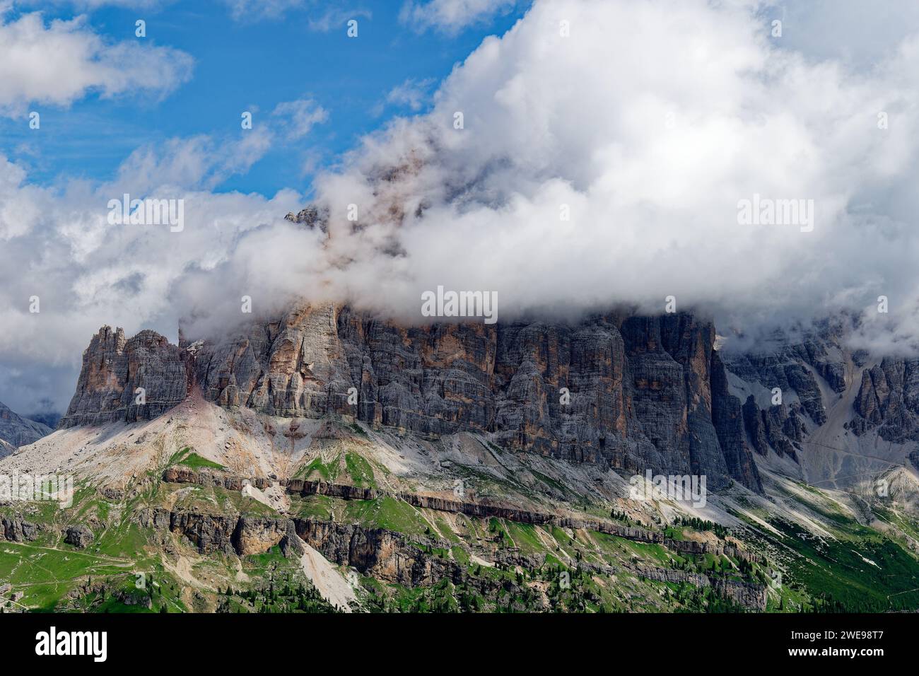 Vue de la chaîne de montagnes Tofane couverte de nuages dans les Dolomites, Italie. Destination étonnante pour les randonneurs et les randonneurs. Célèbre endroit d'alpinisme. Banque D'Images