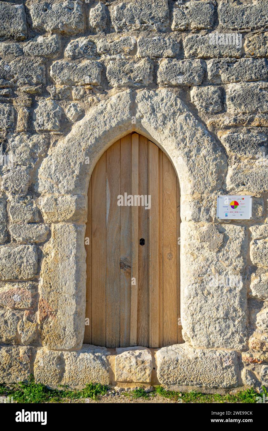 Mur de façade du château médiéval d'Ourém. Porte avec arche pointue.ourem-portugal Banque D'Images