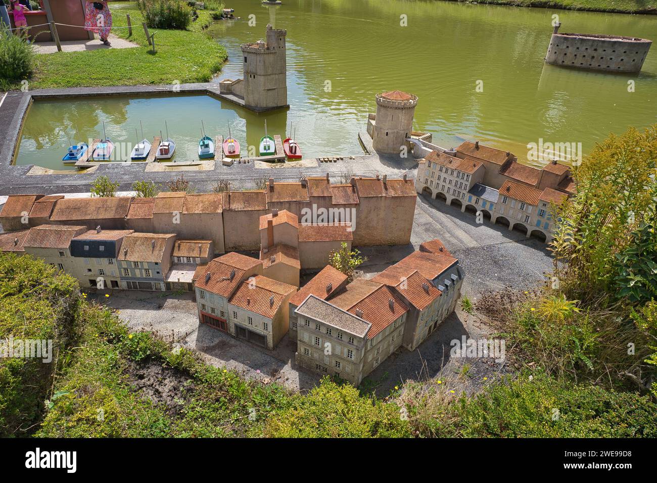 France miniature, Élancourt, France, 08.19.2023, parc attraction touristique, port de la Rochelle. Banque D'Images