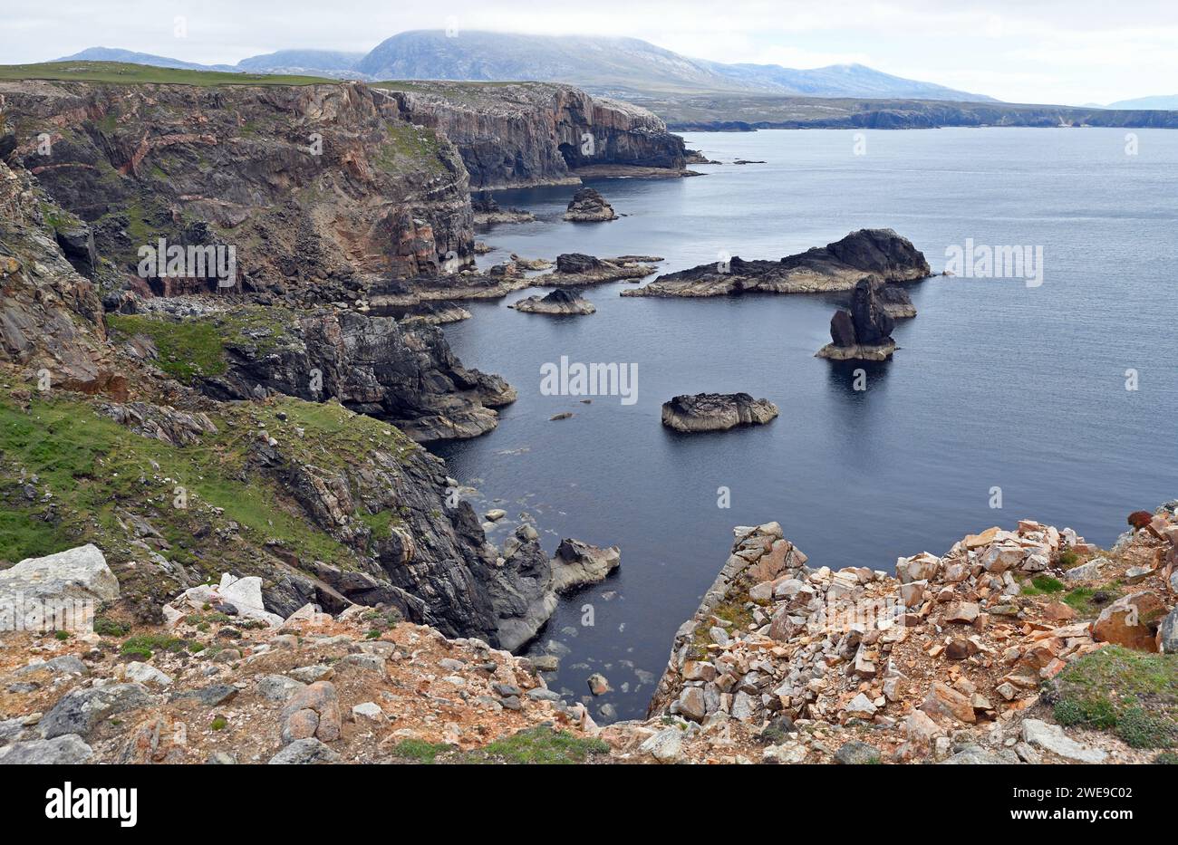 Côte accidentée avec des empilements rocheux près de Mangersta, île de Lewis, Hébrides extérieures, Écosse Banque D'Images