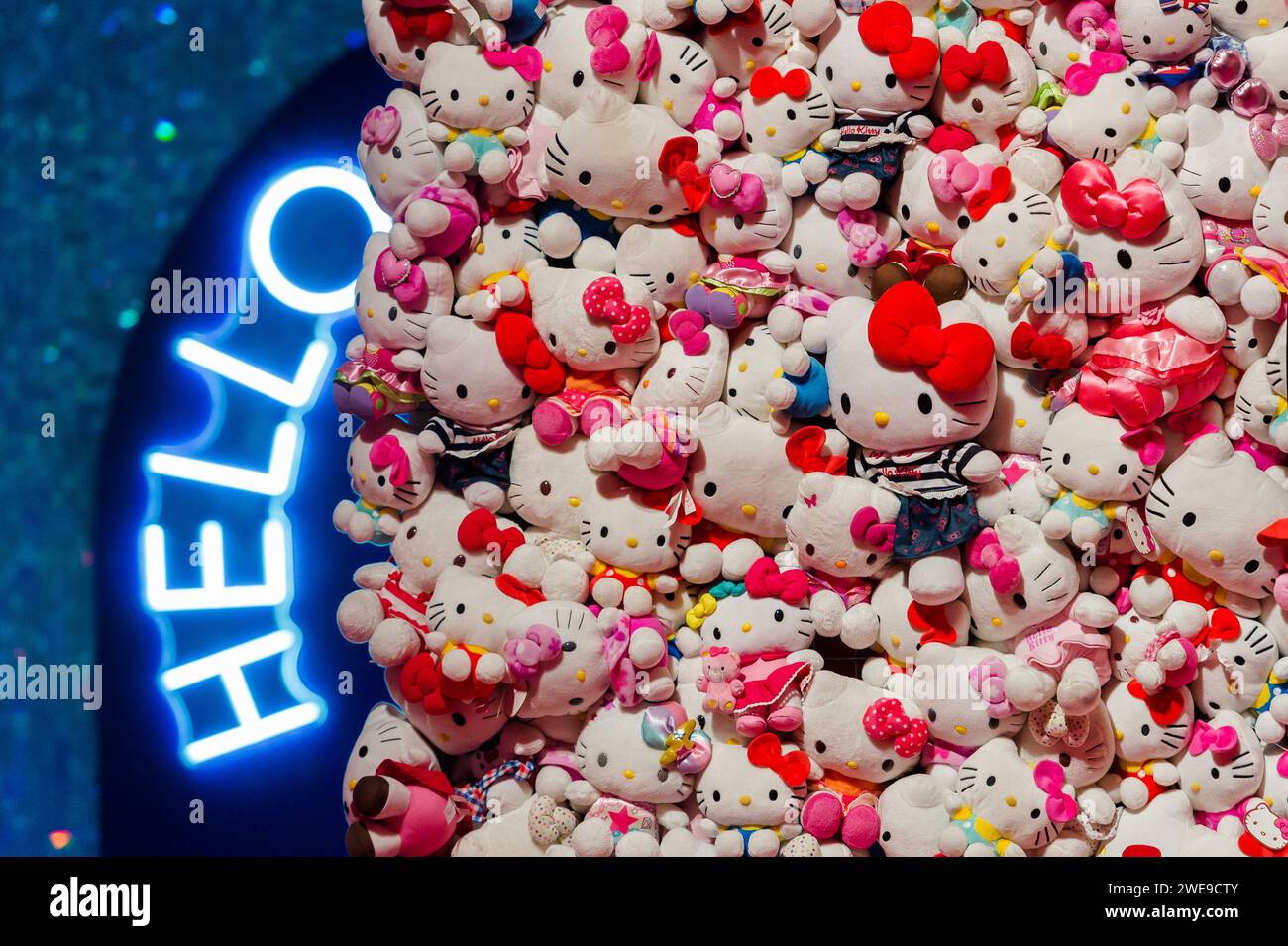 Londres, Royaume-Uni. 24 janvier 2024. LONDRES, ROYAUME-UNI - 24 JANVIER 2024 : des peluches Hello Kitty sont exposées lors d'un photocall à Somerset House pour la nouvelle exposition CUTE à Londres, Royaume-Uni, le 14 janvier 2024. CUTE, la première grande exposition à examiner le pouvoir extraordinaire et complexe de cuteness, ouvre à Somerset House le 25 janvier 2024 et se poursuit jusqu'au 14 avril 2024. (Photo de Wiktor Szymanowicz/NurPhoto) crédit : NurPhoto SRL/Alamy Live News Banque D'Images