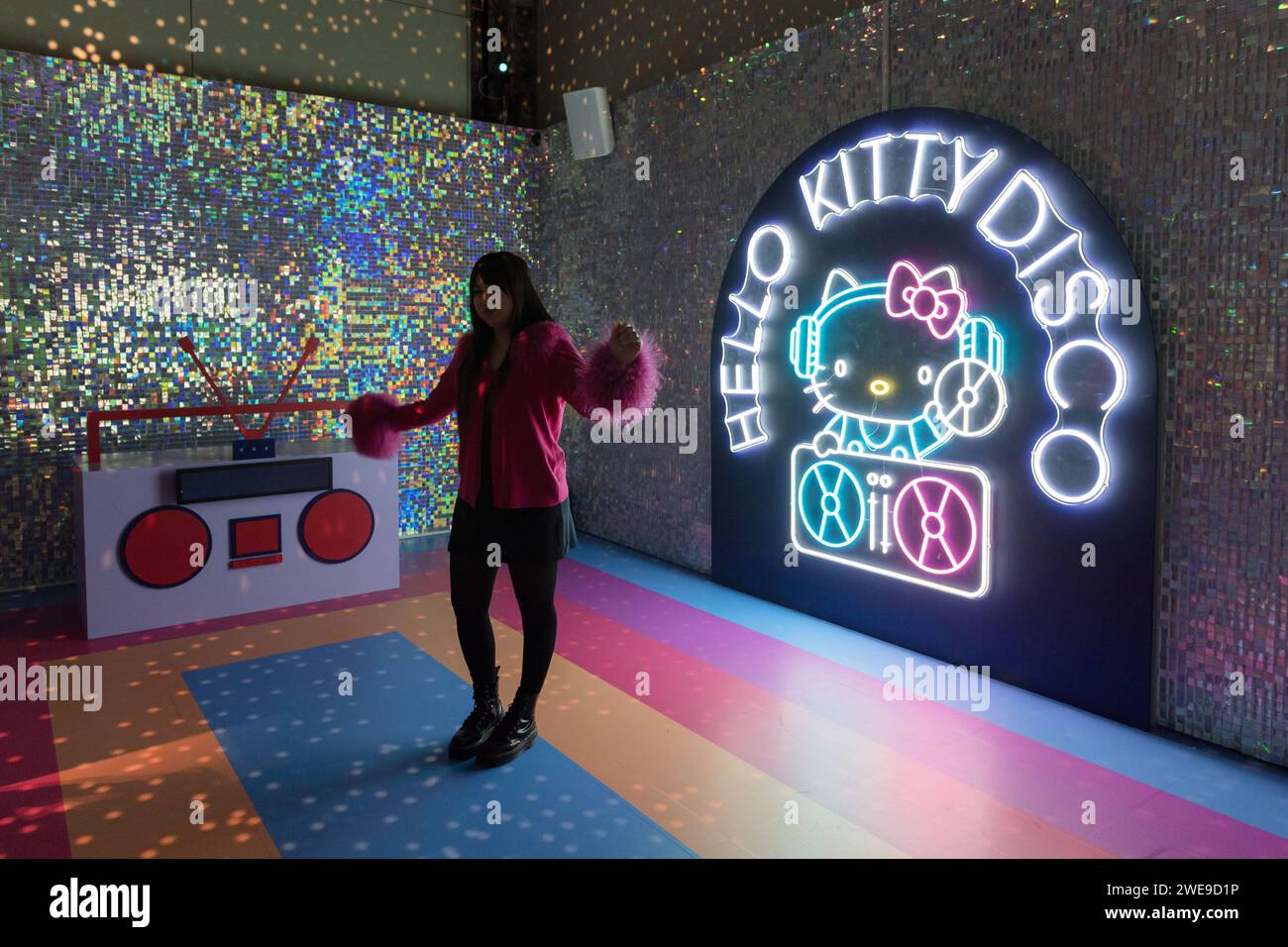 Londres, Royaume-Uni. 24 janvier 2024. LONDRES, ROYAUME-UNI - 24 JANVIER 2024 : un membre du personnel pose dans une discothèque immersive Hello Kitty lors d'un photocall à Somerset House pour la nouvelle exposition CUTE à Londres, Royaume-Uni, le 14 janvier 2024. CUTE, la première grande exposition à examiner le pouvoir extraordinaire et complexe de cuteness, ouvre à Somerset House le 25 janvier 2024 et se poursuit jusqu'au 14 avril 2024. (Photo de Wiktor Szymanowicz/NurPhoto) crédit : NurPhoto SRL/Alamy Live News Banque D'Images