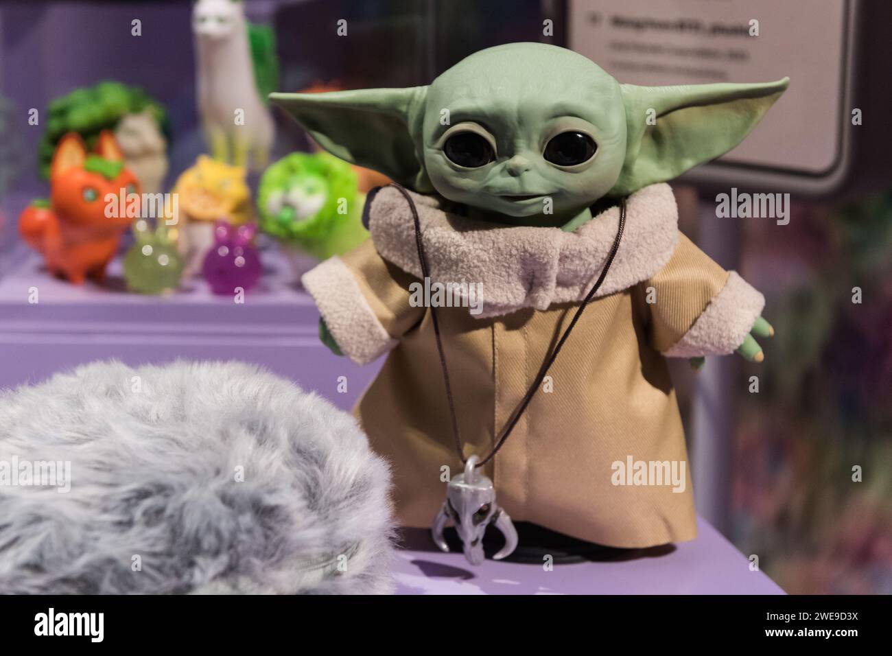 Londres, Royaume-Uni. 24 janvier 2024. LONDRES, ROYAUME-UNI - 24 JANVIER 2024 : Star Wars The Child, Animatronic Edition, Hasbro, 2020, est exposé lors d'un photocall à Somerset House pour la nouvelle exposition CUTE à Londres, Royaume-Uni, le 14 janvier 2024. CUTE, la première grande exposition à examiner le pouvoir extraordinaire et complexe de cuteness, ouvre à Somerset House le 25 janvier 2024 et se poursuit jusqu'au 14 avril 2024. (Photo de Wiktor Szymanowicz/NurPhoto) crédit : NurPhoto SRL/Alamy Live News Banque D'Images