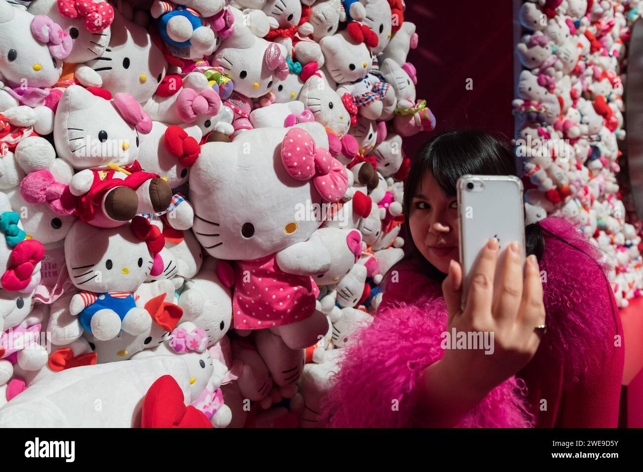 Londres, Royaume-Uni. 24 janvier 2024. LONDRES, ROYAUME-UNI - 24 JANVIER 2024 : un membre du personnel pose avec des peluches dans un espace dédié Hello Kitty lors d'un photocall à Somerset House pour la nouvelle exposition CUTE à Londres, Royaume-Uni, le 14 janvier 2024. CUTE, la première grande exposition à examiner le pouvoir extraordinaire et complexe de cuteness, ouvre à Somerset House le 25 janvier 2024 et se poursuit jusqu'au 14 avril 2024. (Photo de Wiktor Szymanowicz/NurPhoto) crédit : NurPhoto SRL/Alamy Live News Banque D'Images