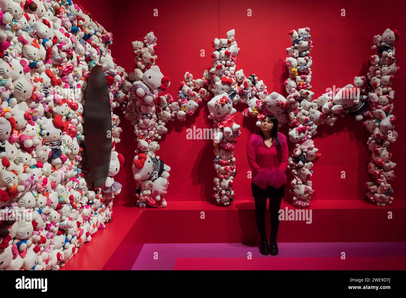 Londres, Royaume-Uni. 24 janvier 2024. LONDRES, ROYAUME-UNI - 24 JANVIER 2024 : un membre du personnel pose avec des peluches dans un espace dédié Hello Kitty lors d'un photocall à Somerset House pour la nouvelle exposition CUTE à Londres, Royaume-Uni, le 14 janvier 2024. CUTE, la première grande exposition à examiner le pouvoir extraordinaire et complexe de cuteness, ouvre à Somerset House le 25 janvier 2024 et se poursuit jusqu'au 14 avril 2024. (Photo de Wiktor Szymanowicz/NurPhoto) crédit : NurPhoto SRL/Alamy Live News Banque D'Images
