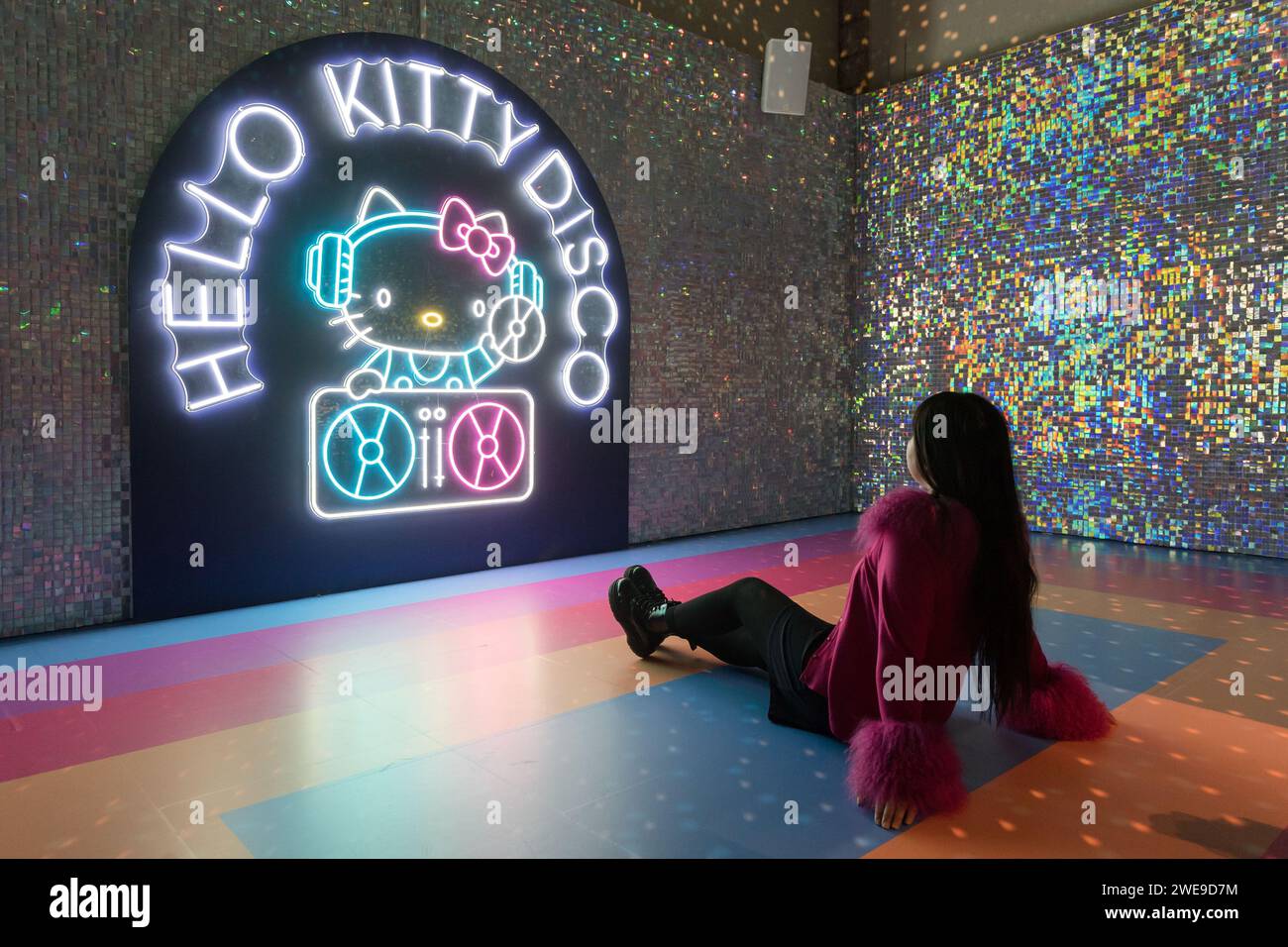 Londres, Royaume-Uni. 24 janvier 2024. LONDRES, ROYAUME-UNI - 24 JANVIER 2024 : un membre du personnel pose dans une discothèque immersive Hello Kitty lors d'un photocall à Somerset House pour la nouvelle exposition CUTE à Londres, Royaume-Uni, le 14 janvier 2024. CUTE, la première grande exposition à examiner le pouvoir extraordinaire et complexe de cuteness, ouvre à Somerset House le 25 janvier 2024 et se poursuit jusqu'au 14 avril 2024. (Photo de Wiktor Szymanowicz/NurPhoto) crédit : NurPhoto SRL/Alamy Live News Banque D'Images