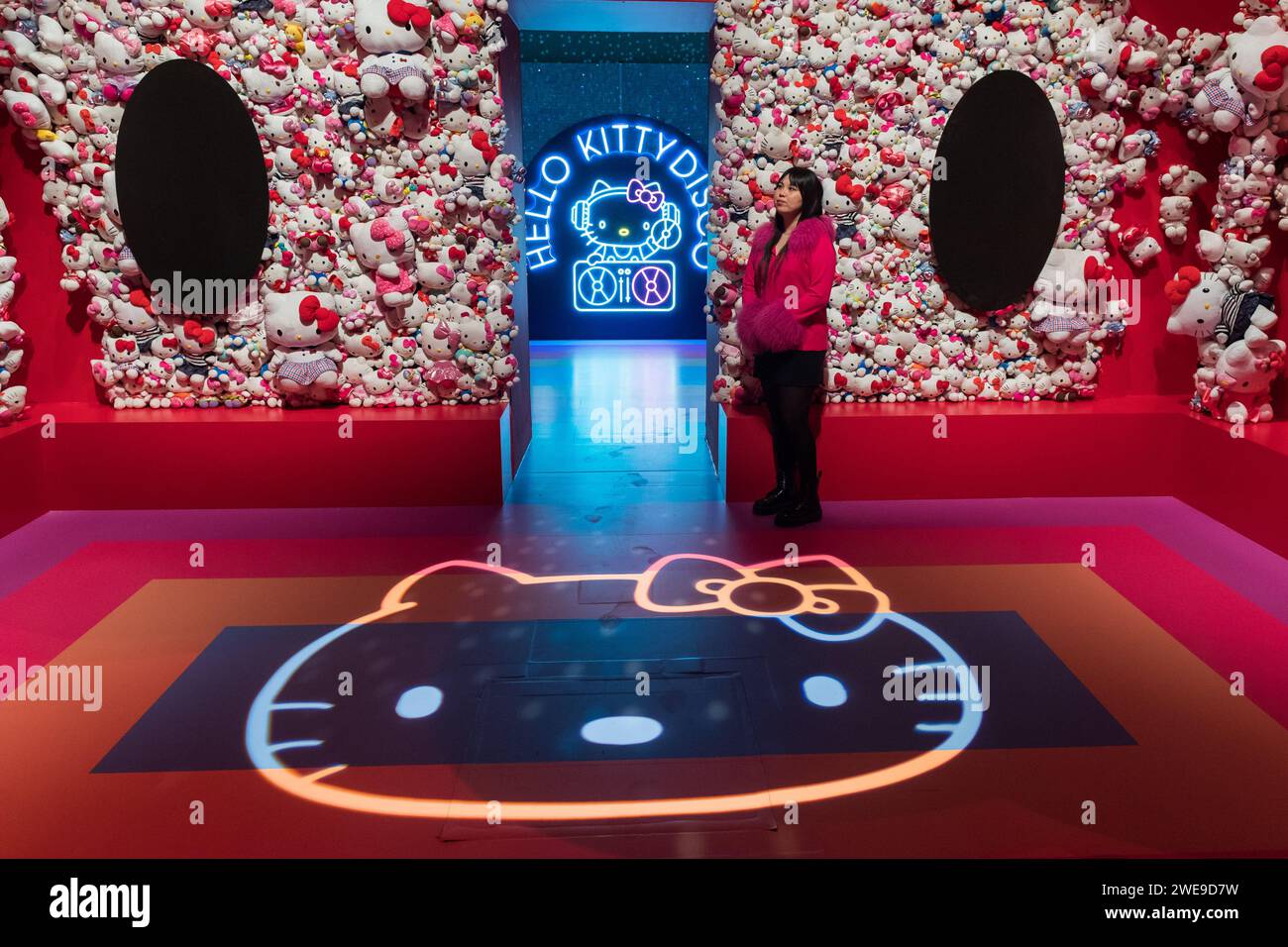 Londres, Royaume-Uni. 24 janvier 2024. LONDRES, ROYAUME-UNI - 24 JANVIER 2024 : un membre du personnel pose avec des peluches dans un espace dédié Hello Kitty lors d'un photocall à Somerset House pour la nouvelle exposition CUTE à Londres, Royaume-Uni, le 14 janvier 2024. CUTE, la première grande exposition à examiner le pouvoir extraordinaire et complexe de cuteness, ouvre à Somerset House le 25 janvier 2024 et se poursuit jusqu'au 14 avril 2024. (Photo de Wiktor Szymanowicz/NurPhoto) crédit : NurPhoto SRL/Alamy Live News Banque D'Images