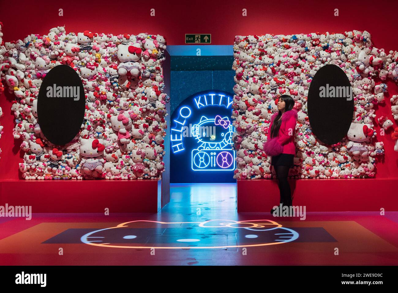 Londres, Royaume-Uni. 24 janvier 2024. LONDRES, ROYAUME-UNI - 24 JANVIER 2024 : un membre du personnel pose avec des peluches dans un espace dédié Hello Kitty lors d'un photocall à Somerset House pour la nouvelle exposition CUTE à Londres, Royaume-Uni, le 14 janvier 2024. CUTE, la première grande exposition à examiner le pouvoir extraordinaire et complexe de cuteness, ouvre à Somerset House le 25 janvier 2024 et se poursuit jusqu'au 14 avril 2024. (Photo de Wiktor Szymanowicz/NurPhoto) crédit : NurPhoto SRL/Alamy Live News Banque D'Images