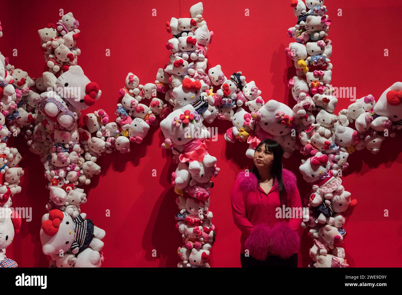 Londres, Royaume-Uni. 24 janvier 2024. LONDRES, ROYAUME-UNI - 24 JANVIER 2024 : un membre du personnel pose avec des peluches dans un espace dédié Hello Kitty lors d'un photocall à Somerset House pour la nouvelle exposition CUTE à Londres, Royaume-Uni, le 14 janvier 2024. CUTE, la première grande exposition à examiner le pouvoir extraordinaire et complexe de cuteness, ouvre à Somerset House le 25 janvier 2024 et se poursuit jusqu'au 14 avril 2024. (Photo de Wiktor Szymanowicz/NurPhoto) crédit : NurPhoto SRL/Alamy Live News Banque D'Images