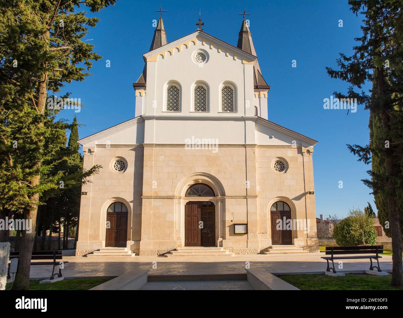 L'église catholique romaine Sainte-Agnès à Medulin en Istrie, au nord-ouest de la Croatie. Connu sous le nom de Crkva SV Agneza en croate Banque D'Images