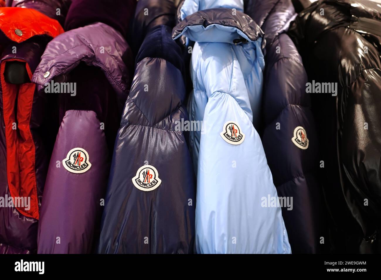 Honolulu, HI - 9 janvier 2024 : Moncler designer étiquette duvet manteaux gonflés sur rack à la boutique Banque D'Images
