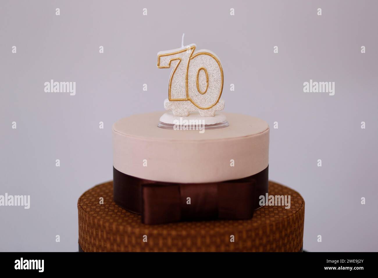 détail du nombre soixante-dix sur le dessus du gâteau d'anniversaire, 70 anniversaire, gâteau blanc, bougie de gâteau d'anniversaire de 70 ans Banque D'Images