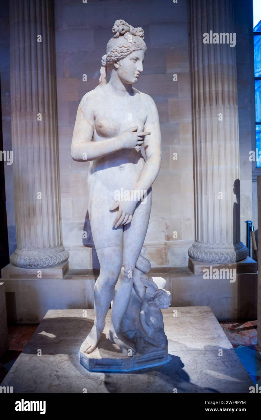Paris, France, gros plan , Statue antique féminine exposée au Musée du Louvre, sculpture grecque, façade, art de civilisation antique Banque D'Images