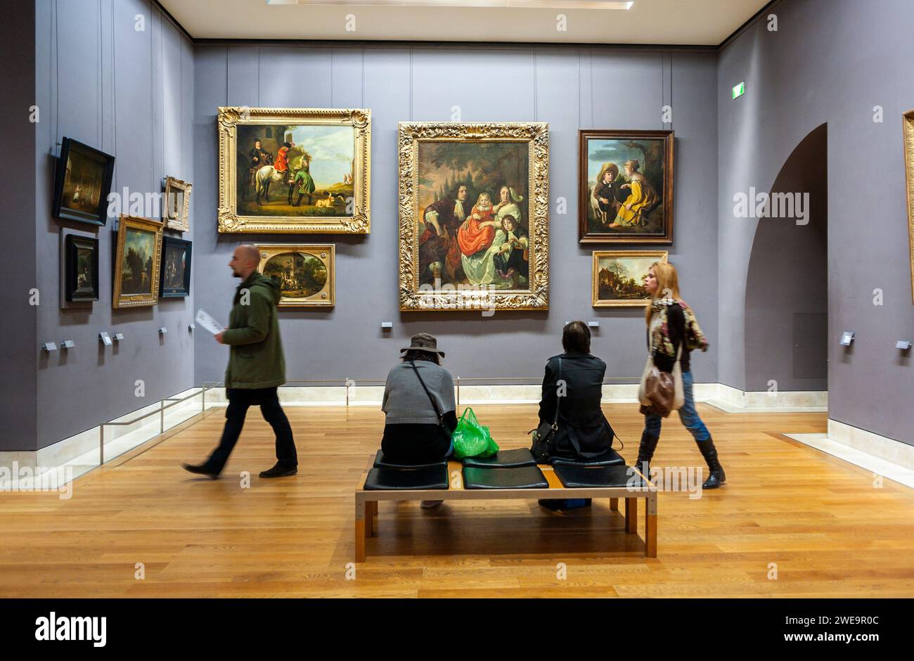 Paris, France, Groupe de personnes, touristes, visiter, a l'intérieur, Galerie d'art, Musée du Louvre, peintures d'art hollandais antiques du 17e siècle Banque D'Images