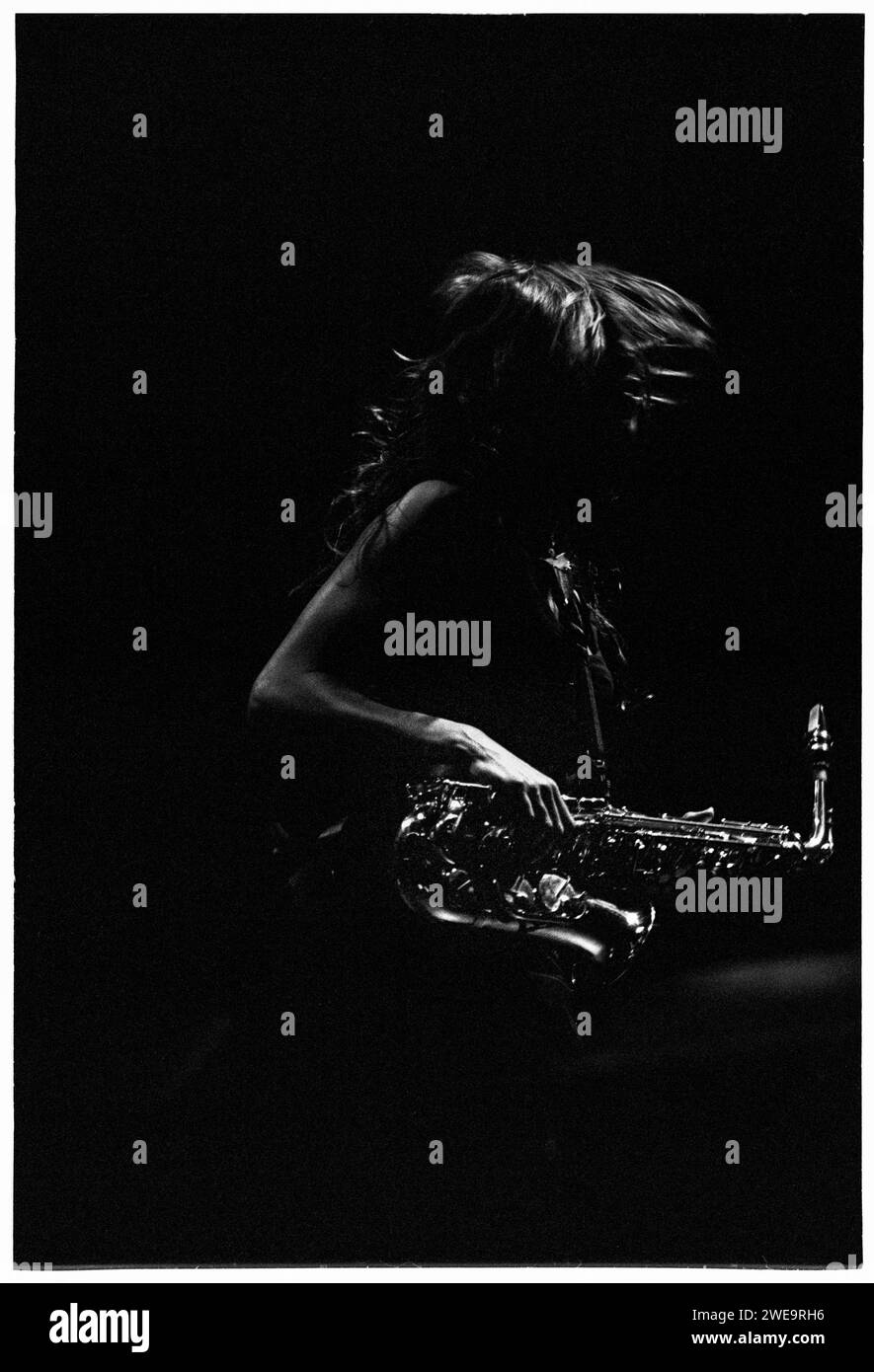 THE ZUTONS, CONCERT, 2005 : ABI Harding, saxophoniste (saxophone) et choriste avec LES ZUTONS, joue le soutien REM au Millennium Stadium de Cardiff le 10 2005 juillet. Photographie : ROB WATKINS. INFO : The Zutons, un groupe de rock indépendant britannique formé en 2001, a livré un son distinctif mêlant rock, soul et funk. Leur hit 'Valerie' a gagné une renommée internationale. Des albums comme 'Who Killed... Les Zutons ? » a présenté leur approche énergique et floue du genre, contribuant à la scène musicale indie du milieu des années 2000. Banque D'Images THE ZUTONS, CONCERT, 2005 : ABI Harding, saxophoniste (saxophone) et choriste avec LES ZUTONS, joue le soutien REM au Millennium Stadium de Cardiff le 10 2005 juillet. Photographie : ROB WATKINS. INFO : The Zutons, un groupe de rock indépendant britannique formé en 2001, a livré un son distinctif mêlant rock, soul et funk. Leur hit 'Valerie' a gagné une renommée internationale. Des albums comme 'Who Killed... Les Zutons ? » a présenté leur approche énergique et floue du genre, contribuant à la scène musicale indie du milieu des années 2000. Banque D'Images