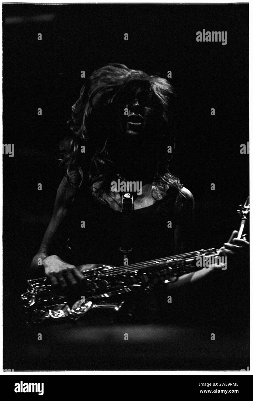 THE ZUTONS, CONCERT, 2005 : ABI Harding, saxophoniste (saxophone) et choriste avec LES ZUTONS, joue le soutien REM au Millennium Stadium de Cardiff le 10 2005 juillet. Photographie : ROB WATKINS. INFO : The Zutons, un groupe de rock indépendant britannique formé en 2001, a livré un son distinctif mêlant rock, soul et funk. Leur hit 'Valerie' a gagné une renommée internationale. Des albums comme 'Who Killed... Les Zutons ? » a présenté leur approche énergique et floue du genre, contribuant à la scène musicale indie du milieu des années 2000. Banque D'Images THE ZUTONS, CONCERT, 2005 : ABI Harding, saxophoniste (saxophone) et choriste avec LES ZUTONS, joue le soutien REM au Millennium Stadium de Cardiff le 10 2005 juillet. Photographie : ROB WATKINS. INFO : The Zutons, un groupe de rock indépendant britannique formé en 2001, a livré un son distinctif mêlant rock, soul et funk. Leur hit 'Valerie' a gagné une renommée internationale. Des albums comme 'Who Killed... Les Zutons ? » a présenté leur approche énergique et floue du genre, contribuant à la scène musicale indie du milieu des années 2000. Banque D'Images