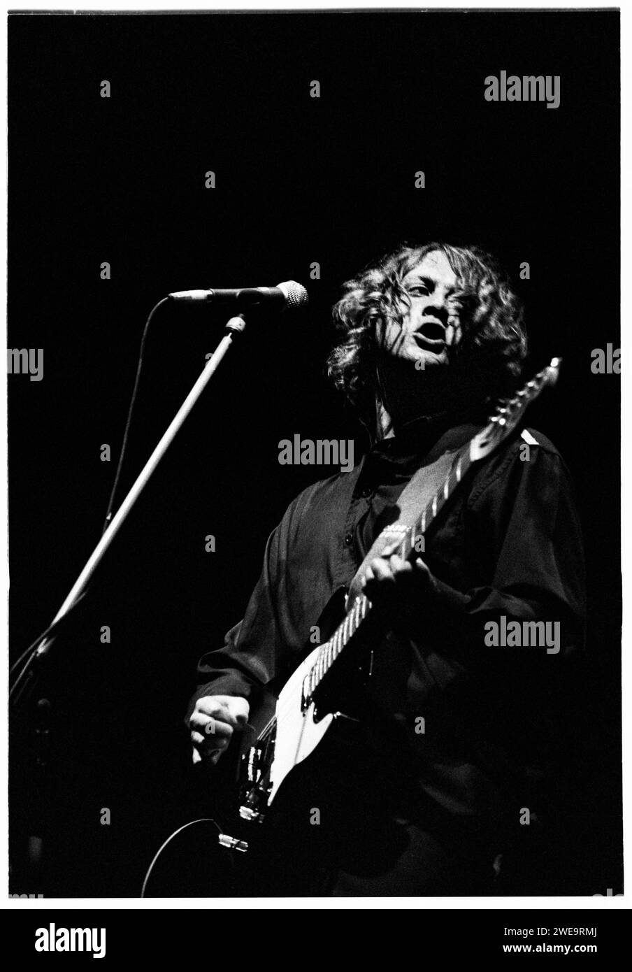 THE ZUTONS, CONCERT, 2005 : Dave McCabe, chanteur et guitariste des ZUTONS, joue le soutien REM au Millennium Stadium de Cardiff le 10 2005 juillet. Photographie : ROB WATKINS. The Zutons, un groupe de rock indépendant britannique formé en 2001, a livré un son distinctif mêlant rock, soul et funk. Leur hit 'Valerie' a gagné une renommée internationale. Des albums comme 'Who Killed... Les Zutons ? » a présenté leur approche énergique et floue du genre, contribuant à la scène musicale indie du milieu des années 2000. Banque D'Images THE ZUTONS, CONCERT, 2005 : Dave McCabe, chanteur et guitariste des ZUTONS, joue le soutien REM au Millennium Stadium de Cardiff le 10 2005 juillet. Photographie : ROB WATKINS. The Zutons, un groupe de rock indépendant britannique formé en 2001, a livré un son distinctif mêlant rock, soul et funk. Leur hit 'Valerie' a gagné une renommée internationale. Des albums comme 'Who Killed... Les Zutons ? » a présenté leur approche énergique et floue du genre, contribuant à la scène musicale indie du milieu des années 2000. Banque D'Images