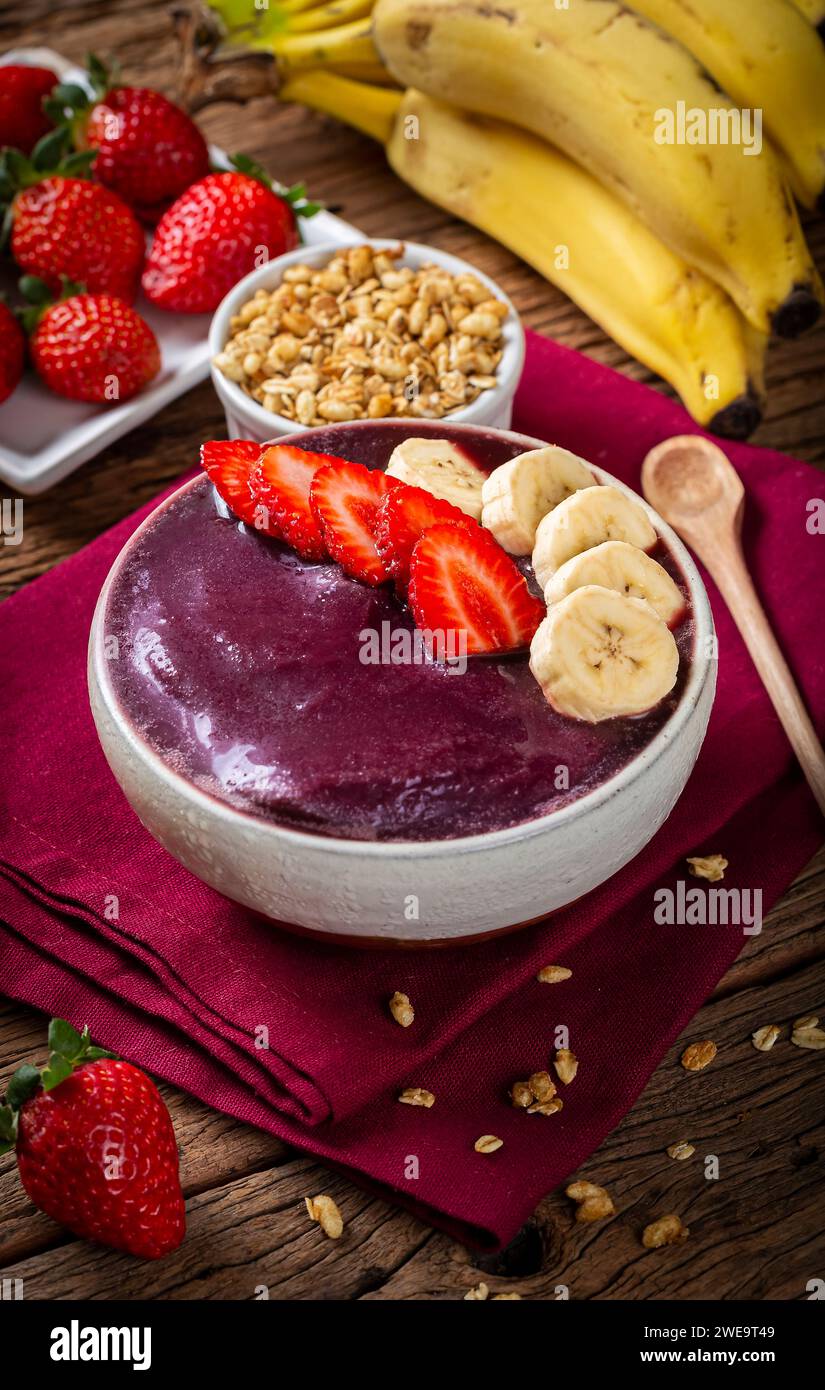 Açai à la fraise et à la banane. Acai brésilien. Banque D'Images