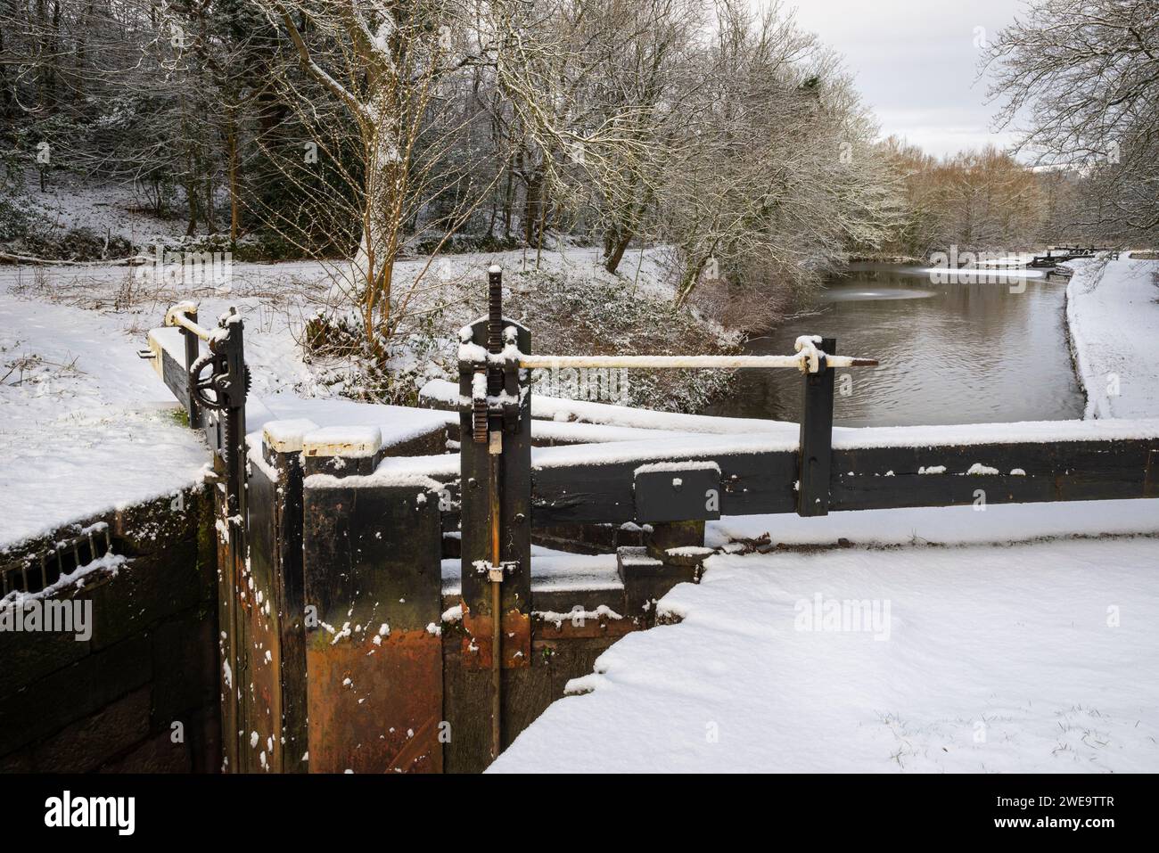Vol Marple Lock sur le canal Peak Forest en hiver, Stockport, Greater Manchester, Angleterre. Banque D'Images