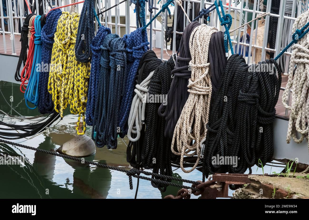 Cordes groupées colorées suspendues. Matériel de yachting et de voile en mer. Port, port maritime Banque D'Images