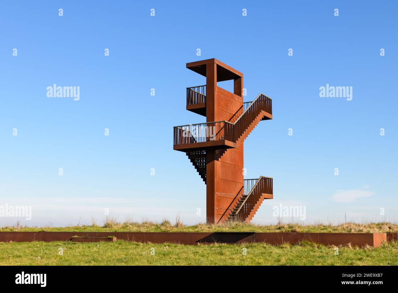 BENINGERSLIKKEN, ZUIDLAND, PAYS-BAS - 1 MARS 2023 : la tour de guet dans la zone naturelle Beningerslikken près de Zuidland sur l'île de Voorne-Putten Banque D'Images