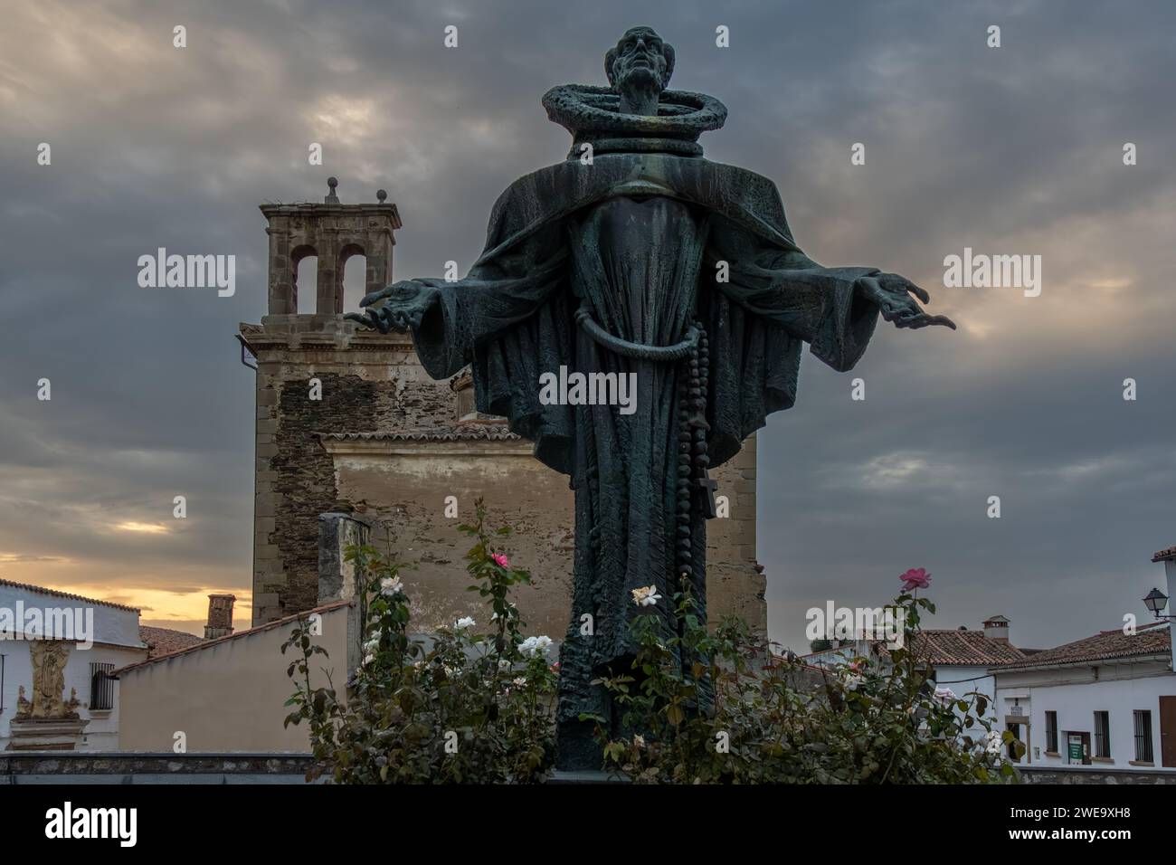 Alcántara, puesta de sol desde la plaza de España donde se encuentra la moderna estatua de Bronce de San Pedro de Alcántara, Cáceres, España. Banque D'Images