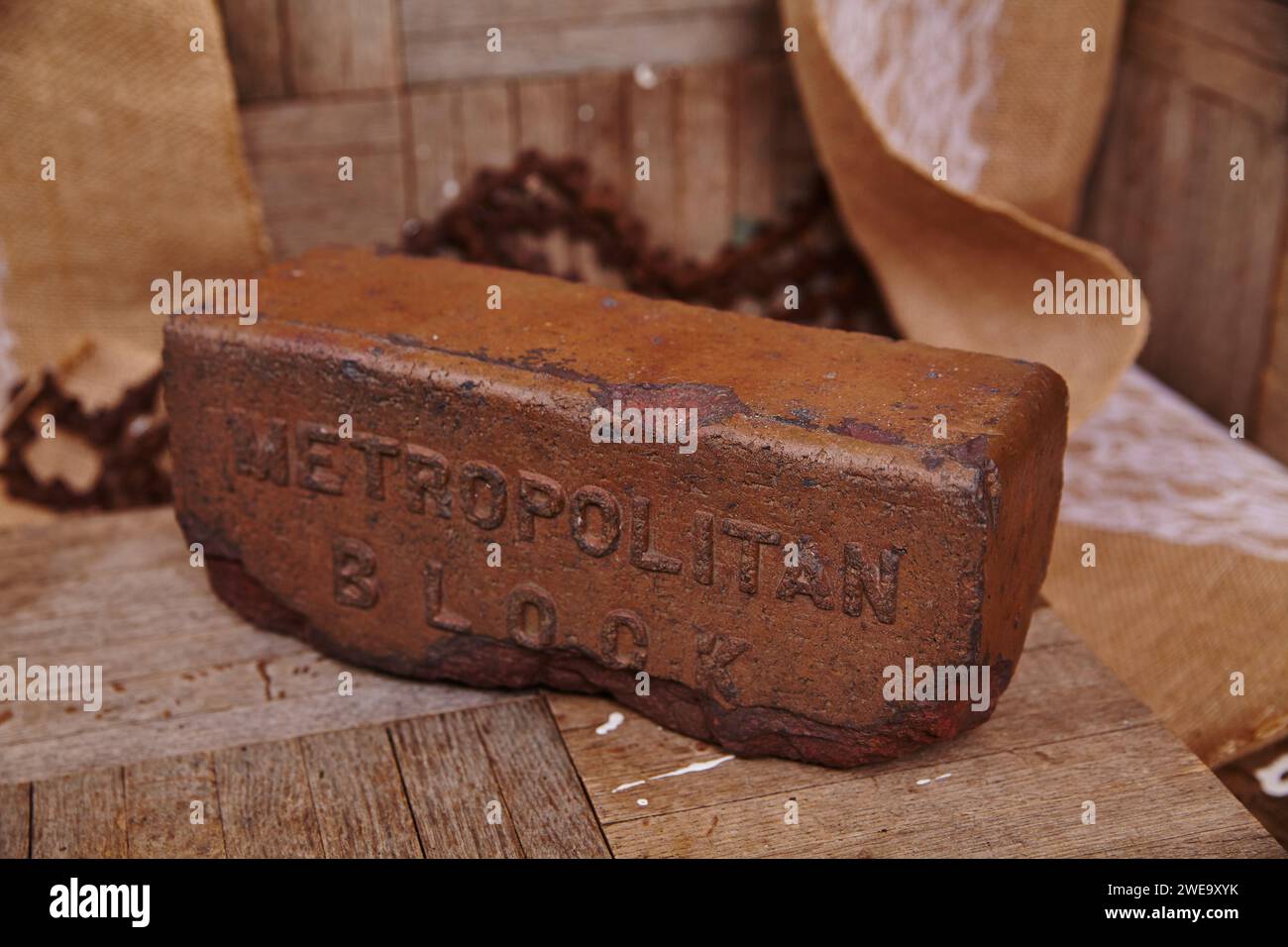 Bloc métropolitain en relief vintage sur fond rustique Banque D'Images