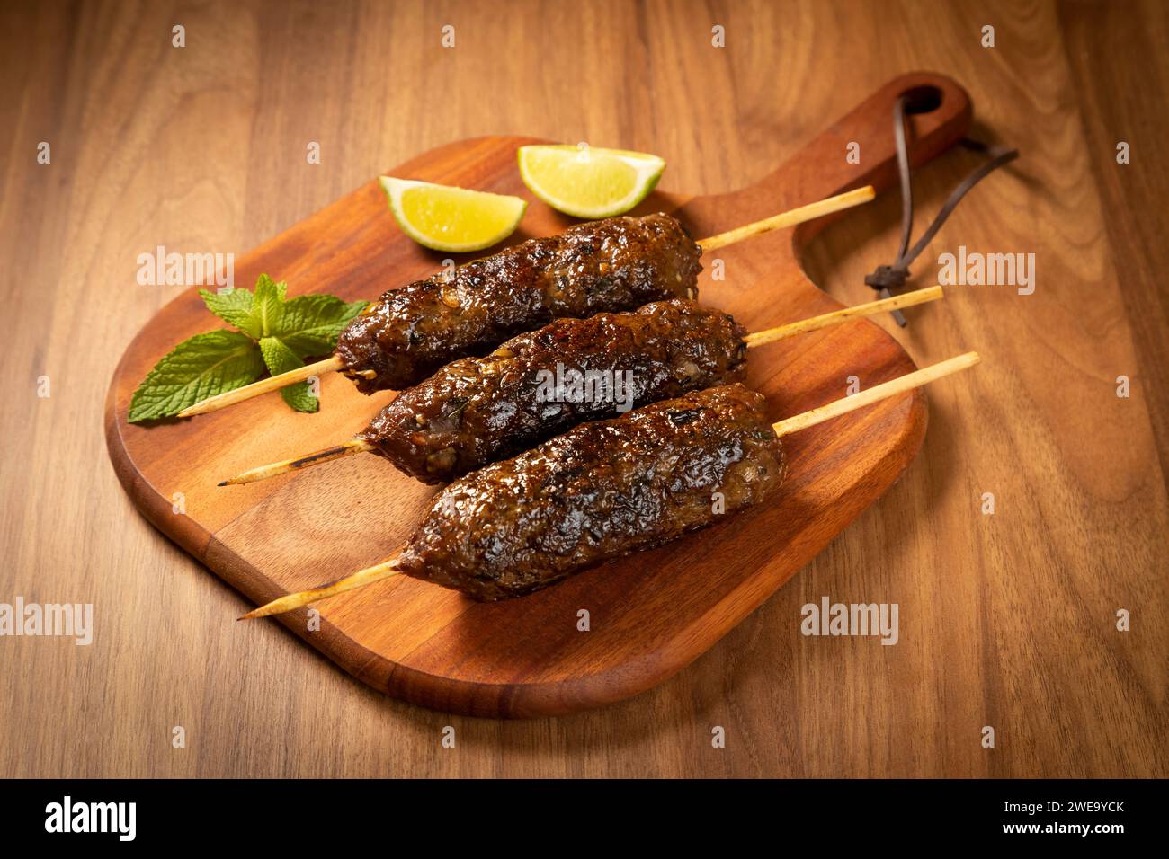 Kafta de bœuf sur la planche de bois. Kafta, cuisine arabe traditionnelle. Banque D'Images