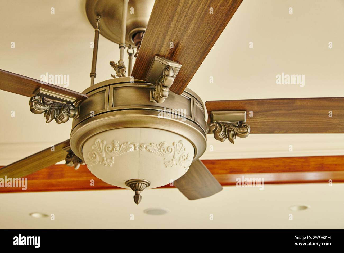 Ventilateur de plafond traditionnel élégant avec éléments décoratifs, vue vers le haut Banque D'Images