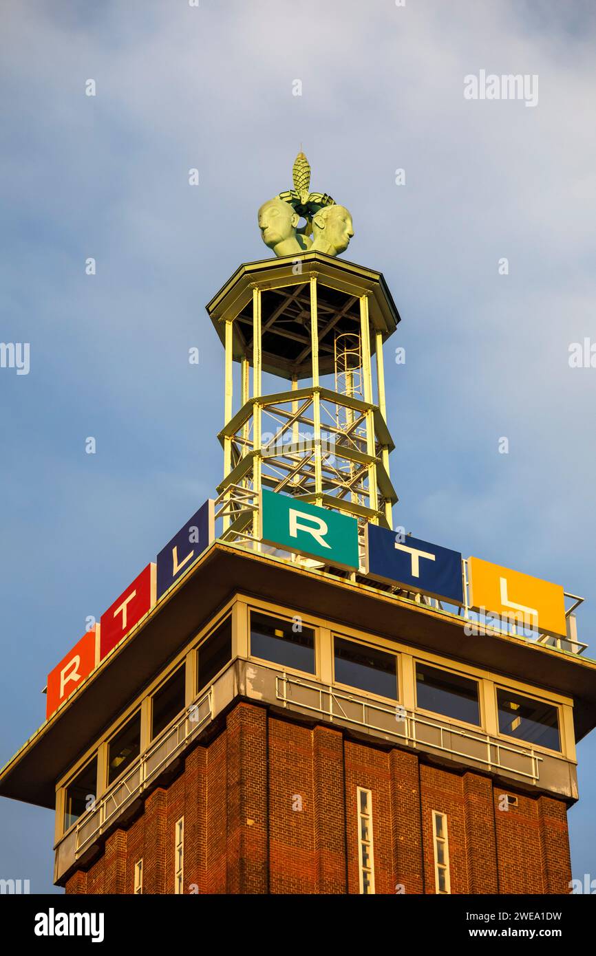Logo du groupe RTL Media sur l'ancienne tour du salon dans le quartier Deutz de Cologne., Allemagne. Logo der RTL Mediengruppe auf dem alten Messeturm Banque D'Images