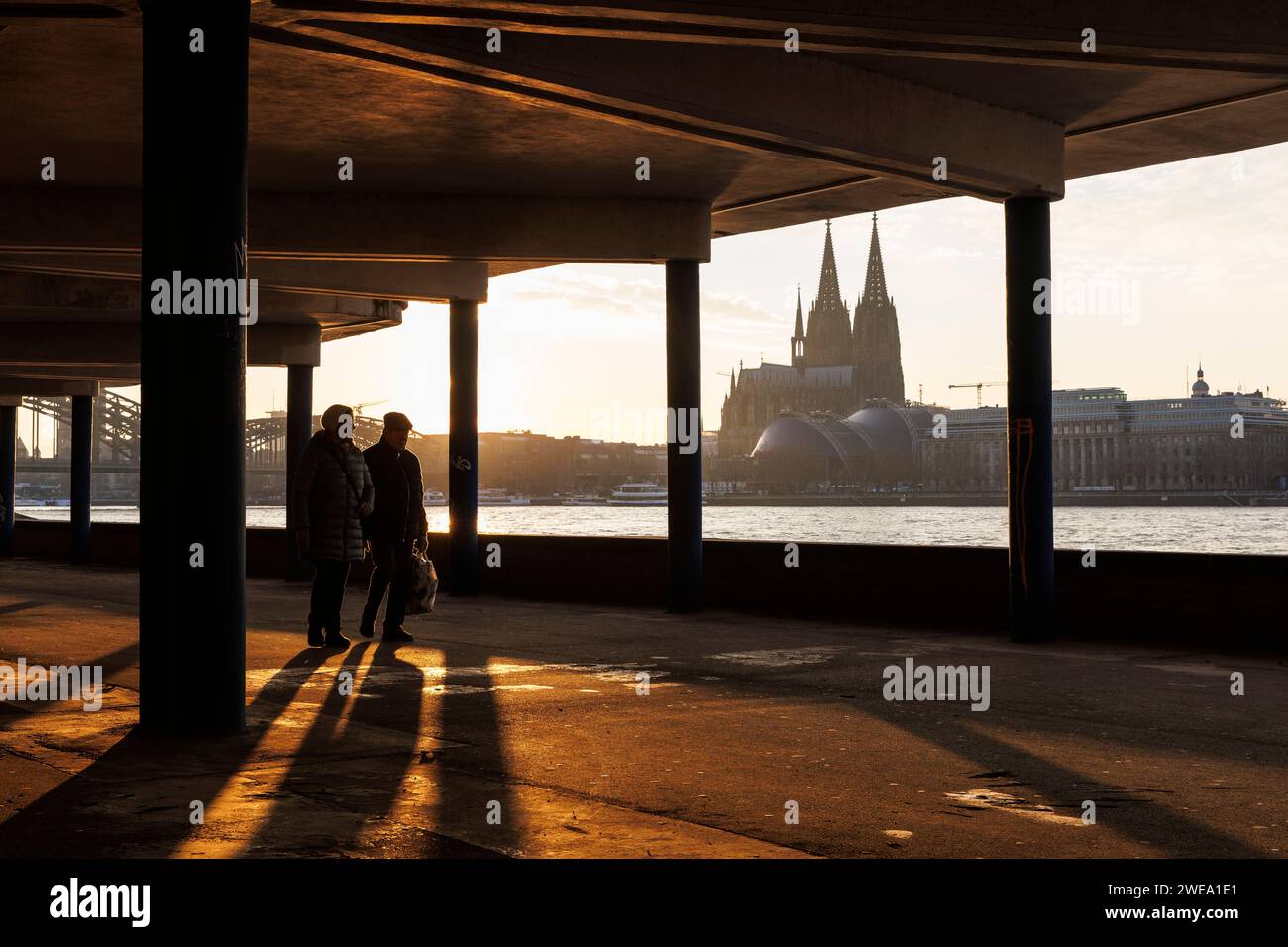 Passage souterrain sous les terrasses du Rhin sur les rives du Rhin dans le quartier Deutz, vue sur la cathédrale, Cologne, Allemagne. Unterfuehrung unterhalb d Banque D'Images