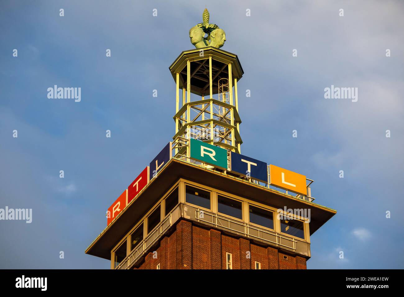 Logo du groupe RTL Media sur l'ancienne tour du salon dans le quartier Deutz de Cologne., Allemagne. Logo der RTL Mediengruppe auf dem alten Messeturm Banque D'Images