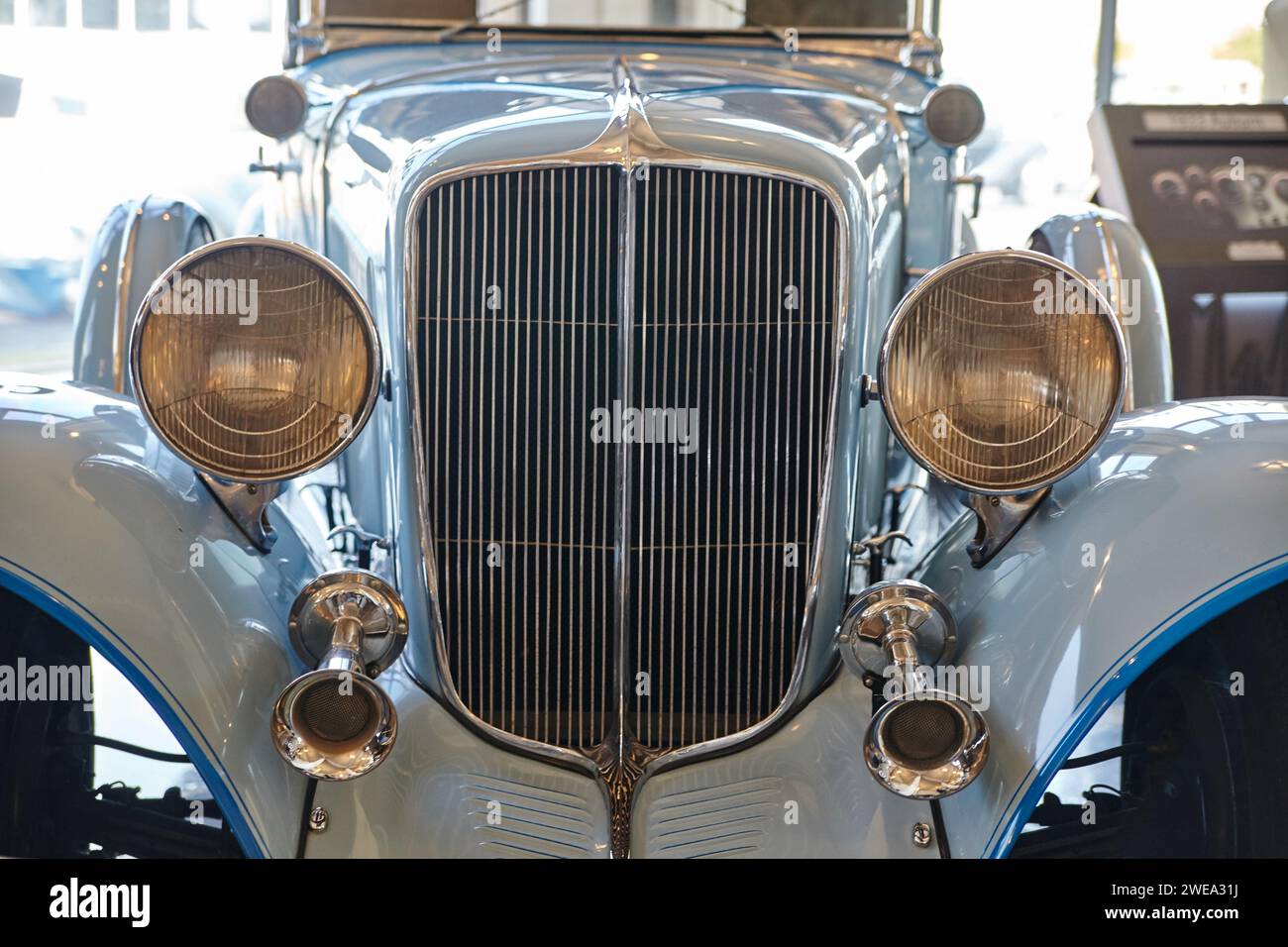 Détails de la calandre et des phares de voiture classique dans la salle d'exposition Banque D'Images
