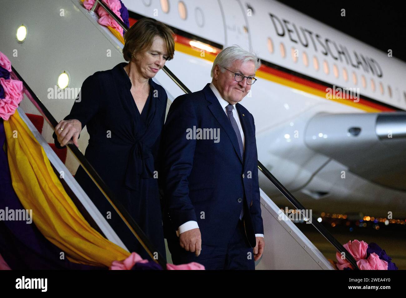 Bangkok, Thaïlande. 24 janvier 2024. Le président allemand Frank-Walter Steinmeier et son épouse Elke Büdenbender arrivent à l'aéroport international Don Mueang. Le président fédéral Steinmeier et son épouse visitent le Vietnam et la Thaïlande pour un voyage de quatre jours en Asie du Sud-est. Crédit : Bernd von Jutrczenka/dpa/Alamy Live News Banque D'Images