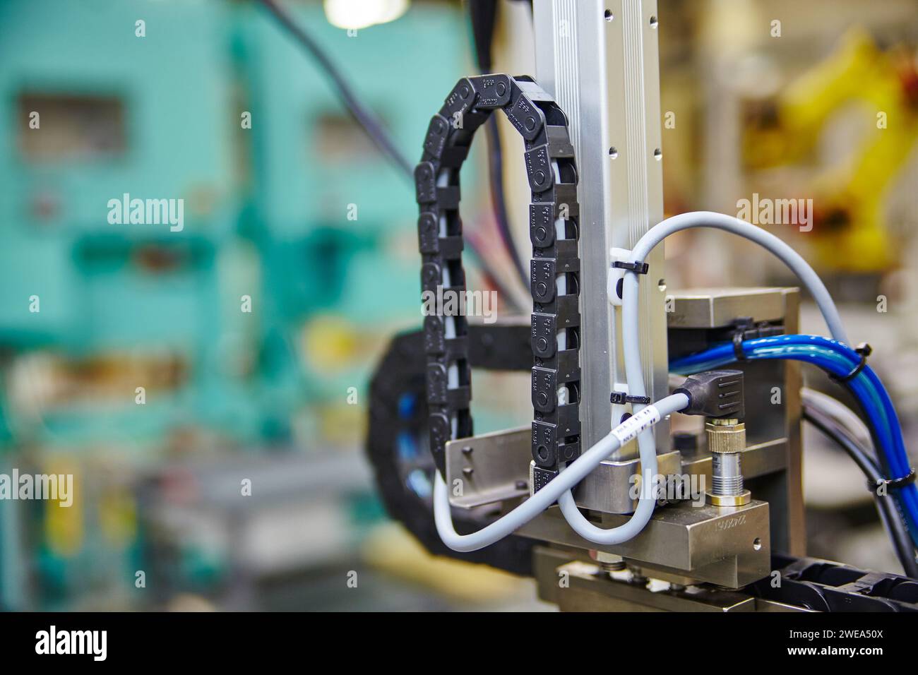 Système de porte-câbles industriel avec tuyau bleu, faible profondeur de champ Banque D'Images