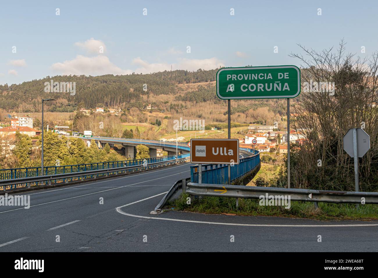 A Ponte Ulla, Espagne. Panneau routier indiquant les directions à la province de La Corogne et la rivière Ulla Banque D'Images