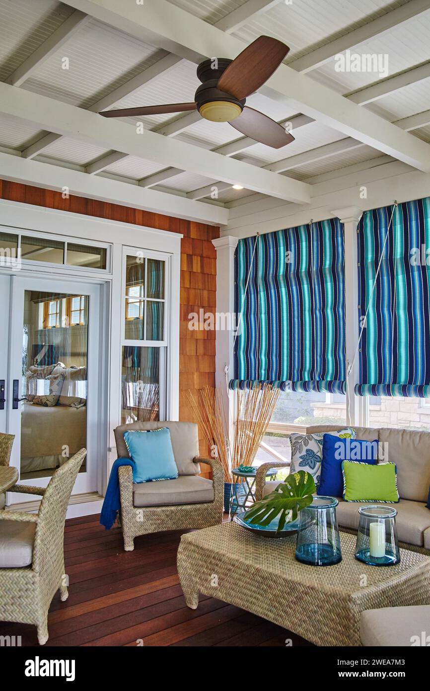 Porche élégant avec meubles en osier et accents bleus Banque D'Images
