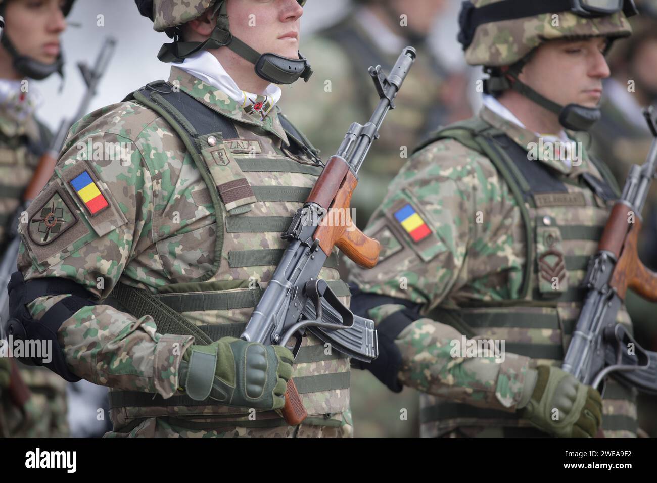 Bucarest, Roumanie - 24 janvier 2024 : Détails avec un soldat de l'armée roumaine tenant un fusil d'assaut AK 47 lors d'une cérémonie militaire au Monument Banque D'Images