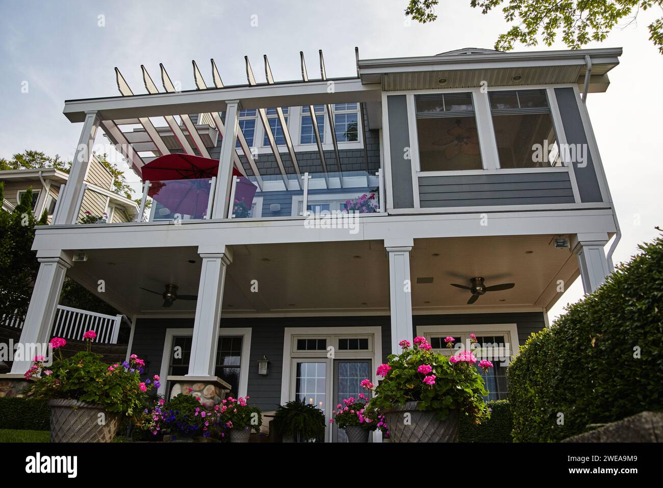 Maison de banlieue moderne avec espace de vie extérieur, vue vers le haut Banque D'Images
