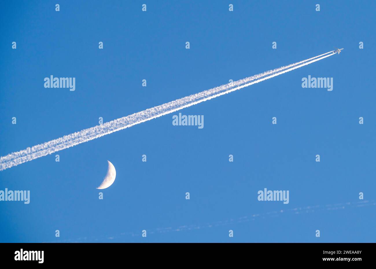 Avion dans le ciel, contrail, croissant de lune, croissant de lune ciré, au-dessus de Francfort-sur-le-main Allemagne Banque D'Images