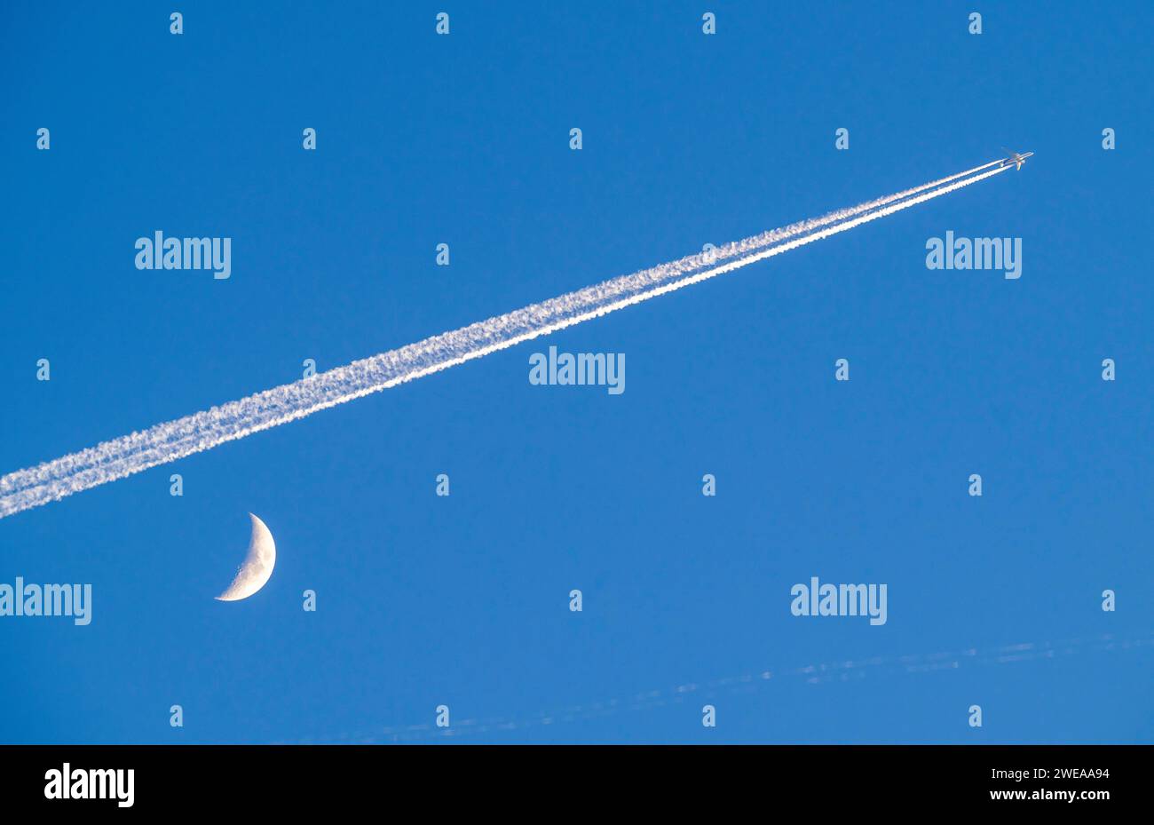 Avion dans le ciel, contrail, croissant de lune, croissant de lune ciré, au-dessus de Francfort-sur-le-main Allemagne Banque D'Images