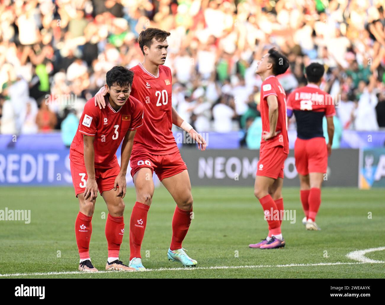 Doha. 24 janvier 2024. Les joueurs du Vietnam réagissent après avoir perdu un score lors du match du groupe D entre l'Irak et le Vietnam à la coupe d'Asie AFC Qatar 2023 au stade Jassim Bin Hamad à Doha, Qatar, le 24 2024 janvier. Crédit : Sun Fanyue/Xinhua/Alamy Live News Banque D'Images