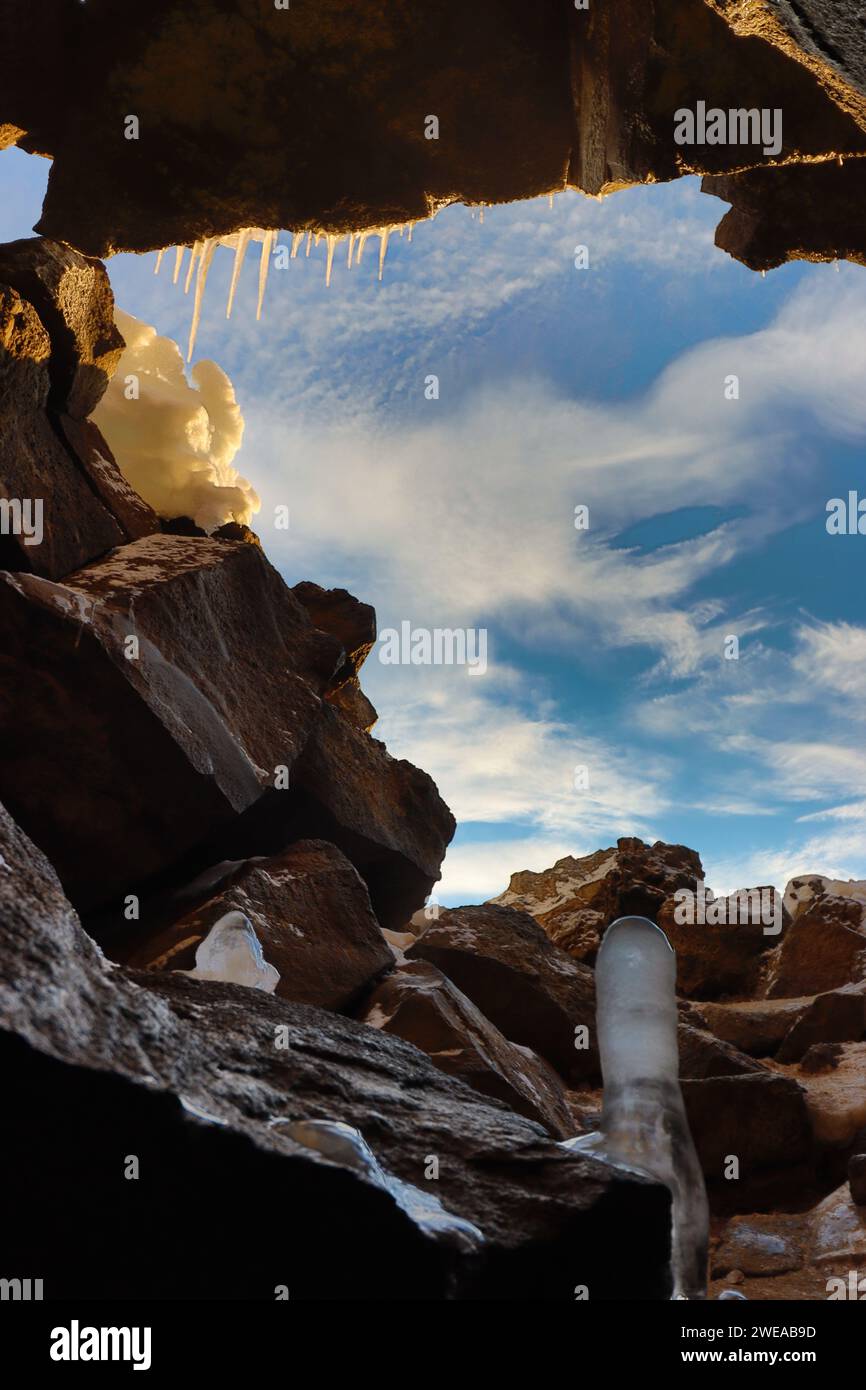 Vue de l'intérieur d'une grotte en Islande, avec des glaçons de glace. Banque D'Images