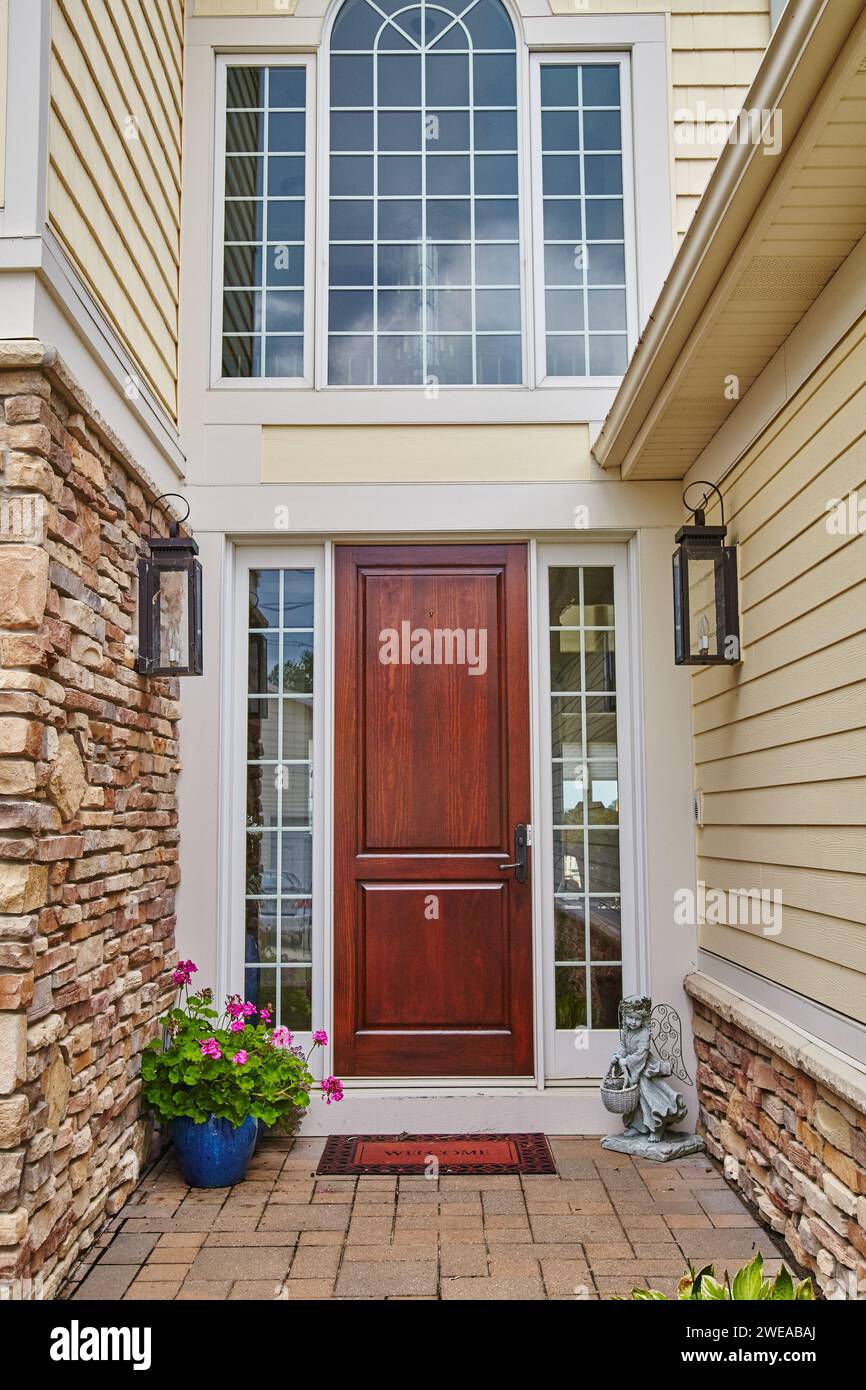 Porte d'entrée en acajou avec mur de pierre et charme suburbain Banque D'Images
