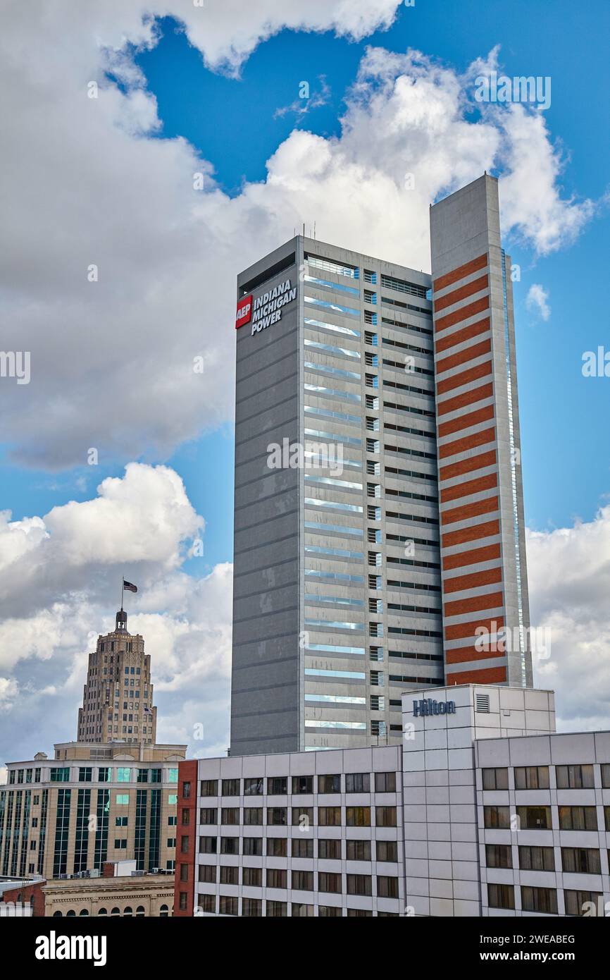 Fort Wayne Downtown Skyline avec des bâtiments Art déco et modernes Banque D'Images