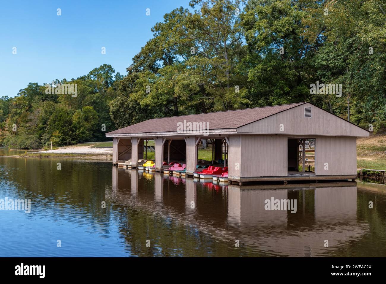 Pédalos dans une cabane au lac Cub Creek dans le parc d'État Natchez Trace près de Wildersville, Tennessee Banque D'Images