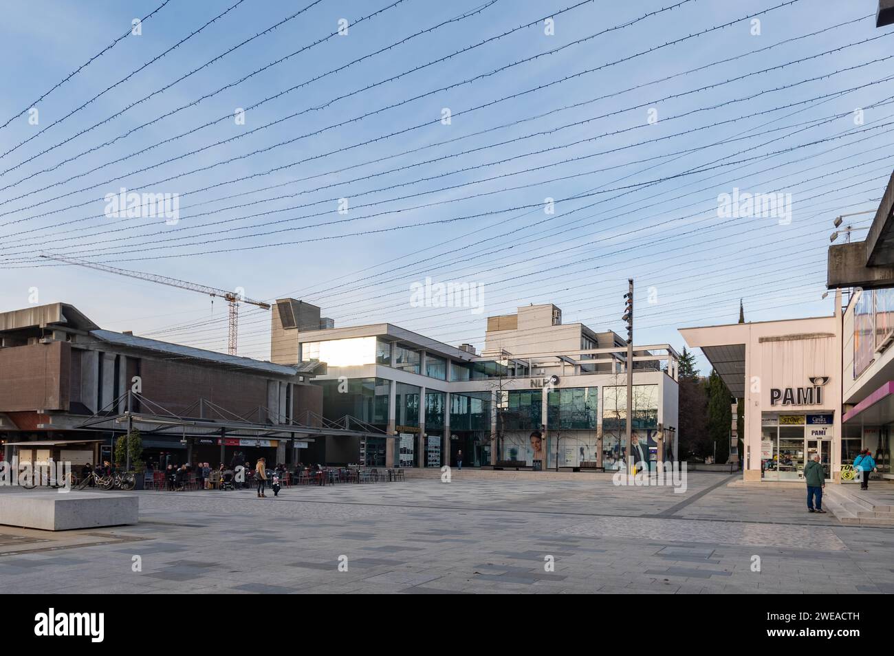 Nova Gorica, Slovénie (21,St janvier 2024) - la place moderne de Bevk avec ses bâtiments dans le style soviétique Banque D'Images