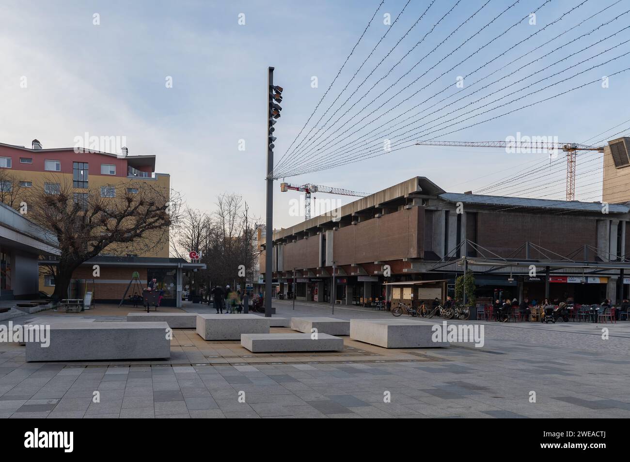 Nova Gorica, Slovénie (21,St janvier 2024) - la place moderne de Bevk avec ses bâtiments dans le style soviétique Banque D'Images