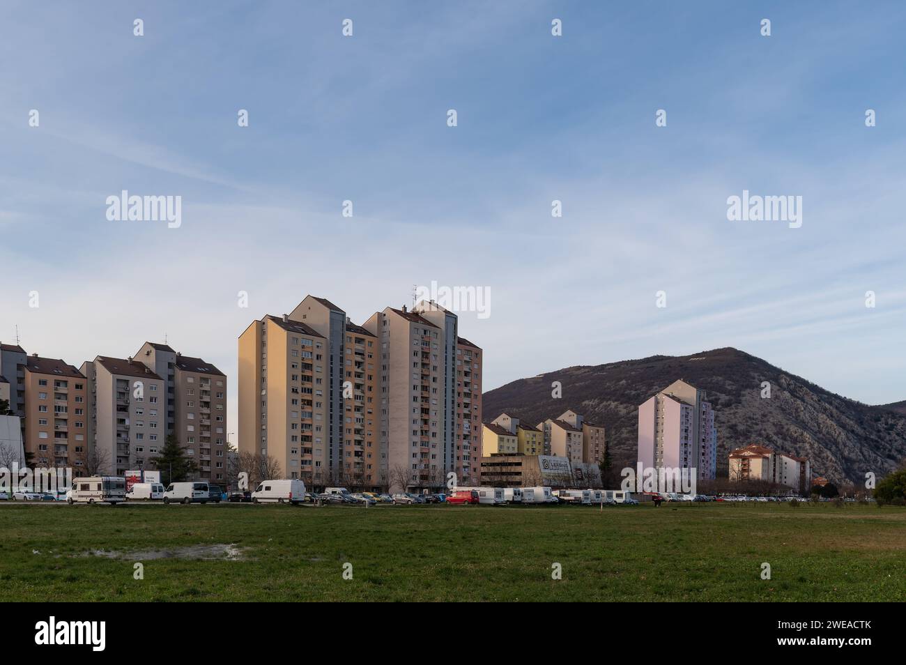 Nova Gorica, Slovénie (21 janvier 2024) - Condos alignés de l'époque communiste peints avec différentes couleurs Banque D'Images